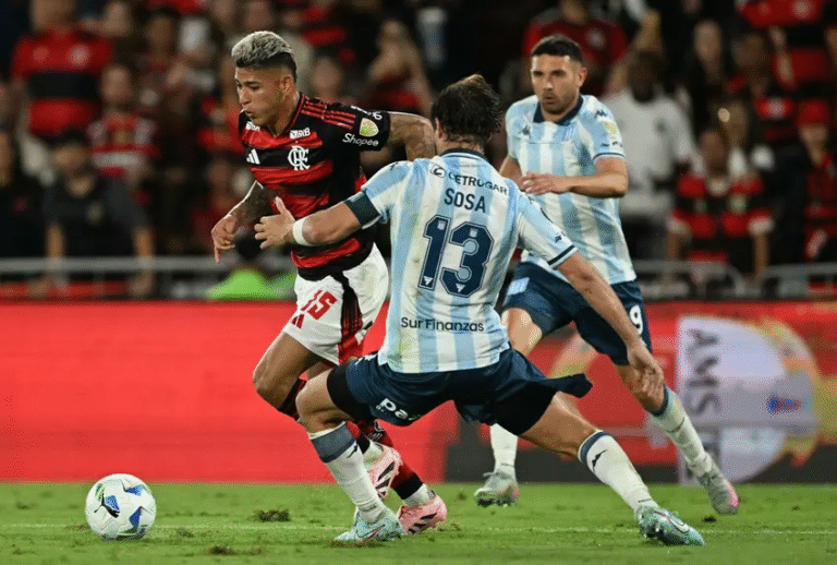 Racing x Flamengo com jogadores disputando a bola em campo